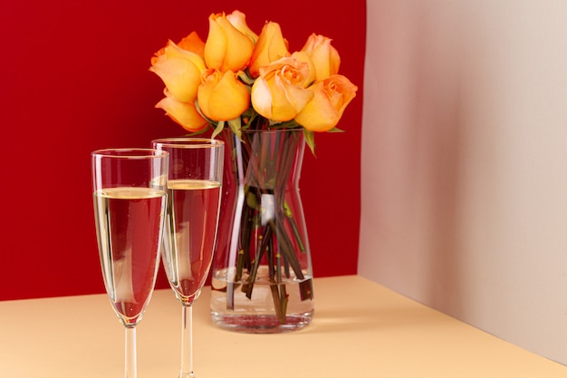 Verres de champagne avec des roses dans un vase