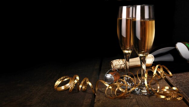 Verres de champagne avec splash, concept de thème de célébration