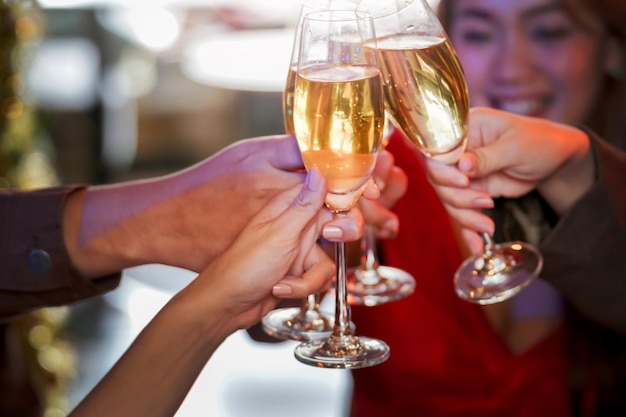 Verres De Champagne Tintant Avec éclairage Dîner Avec Dégustation De Champagne