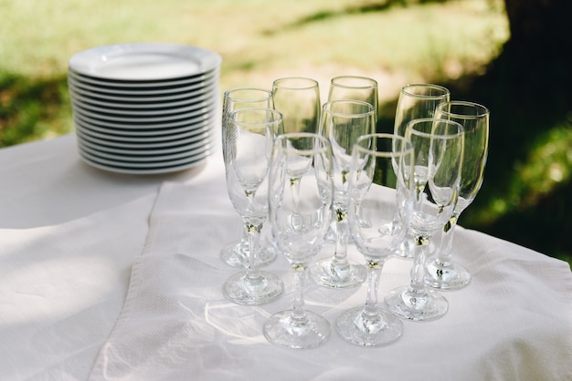 Verres de champagne vides sur une table