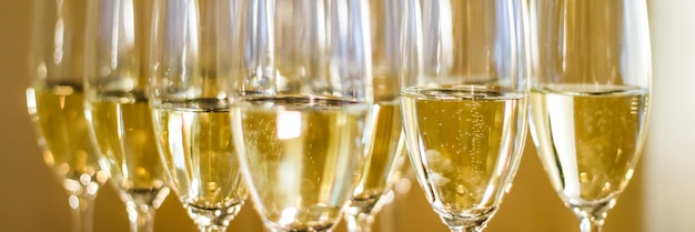 Verres de champagne et de vin mousseux servis lors d'un événement caritatif boissons alcoolisées