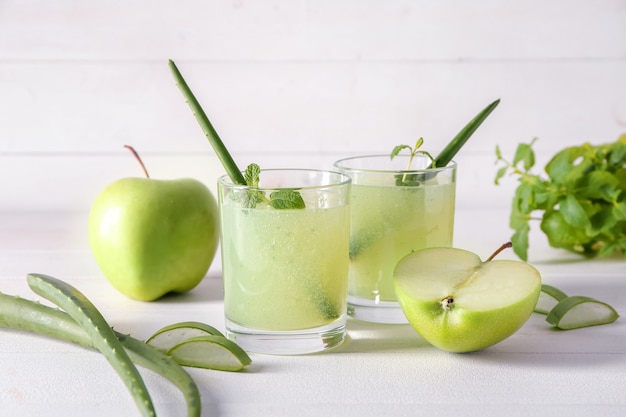 Verres de cocktail d'aloès sain sur tableau blanc