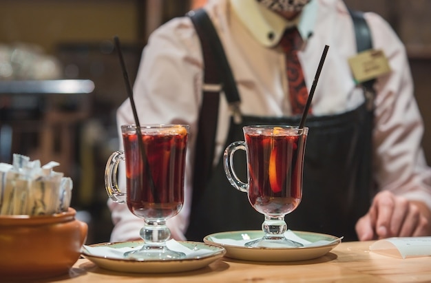 Verres de cocktail sur un bar