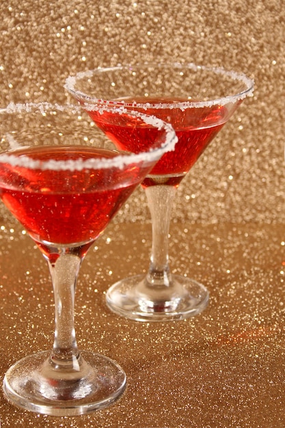 Verres avec un cocktail rouge