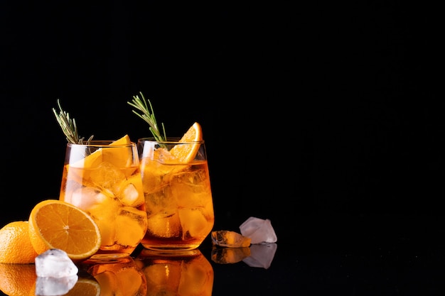 Verres de cocktail spritz Aperol glacé sur fond noir