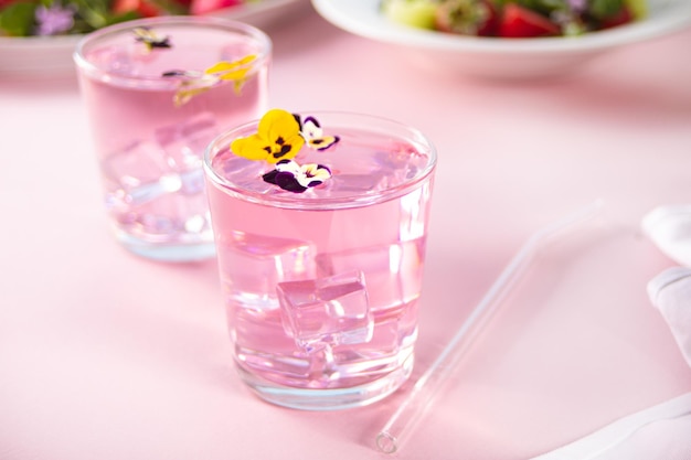 Verres de cocktail violet violet rose fleurs décorées de fleurs d'alto