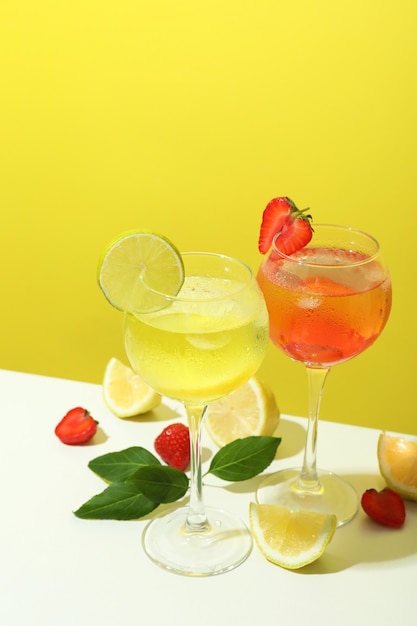 Verres de cocktails d'été frais sur fond jaune