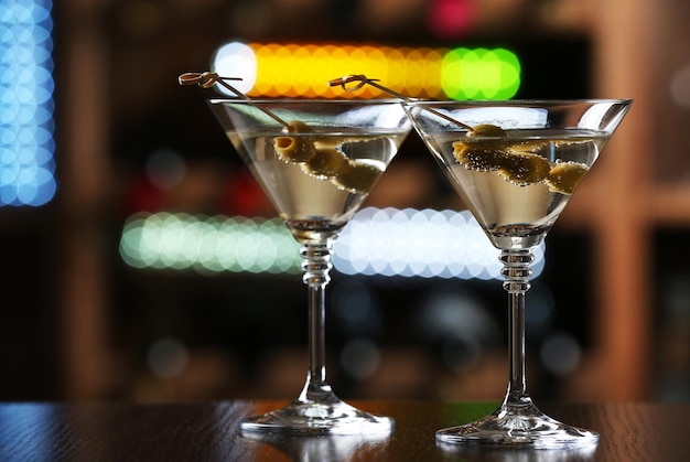 Verres de cocktails sur fond de bar