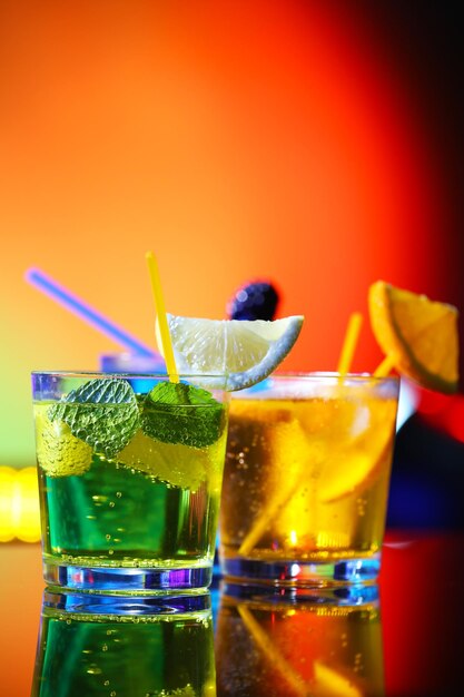 Des verres de cocktails sur un fond lumineux