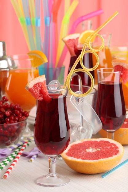 Verres de cocktails de fruits en gros plan de fête