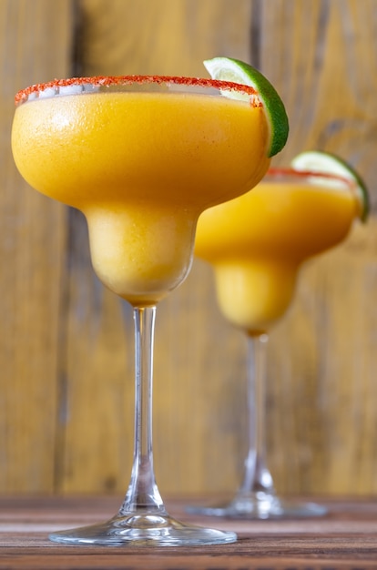 Verres de cocktails Margarita à la mangue surgelés garnis de bord de sel de paprika