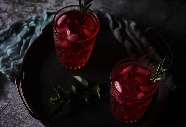 Verres de cocktails rouges avec