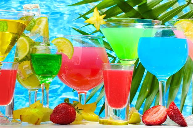 Verres cocktails sur table sur fond de mer bleue