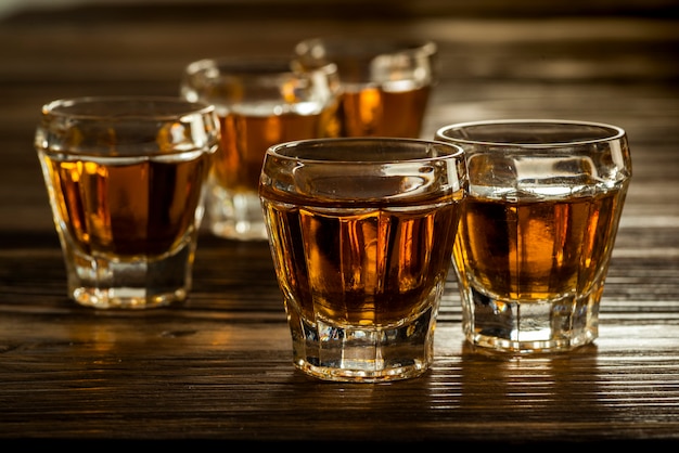Verres à cognac sur la table, boissons alcoolisées fortes