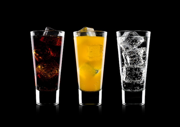 Verres de cola et de soda à l'orange et limonade