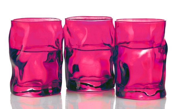 Photo verres colorés isolés sur blanc