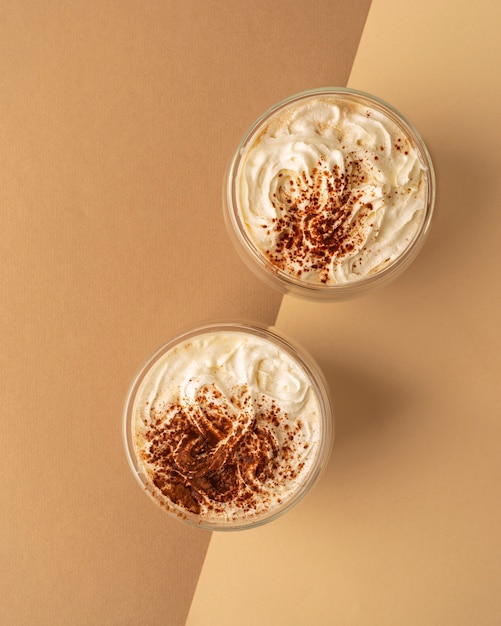 Verres avec crème fouettée et café