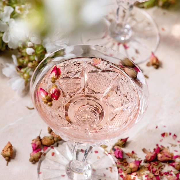 Verres en cristal de champagne rose rose, cidre ou limonade