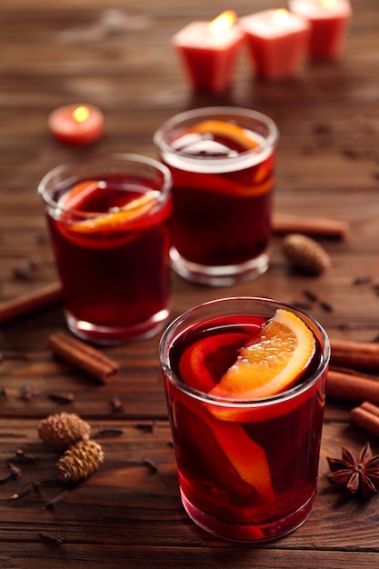 Verres de délicieux vin chaud de Noël sur fond de bois