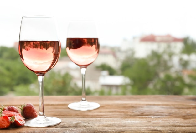 Verres de délicieux vin de fraise sur fond flou