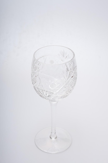 Verres de différentes formes sur fond blanc