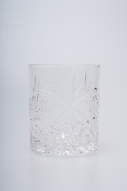 Verres de différentes formes sur fond blanc