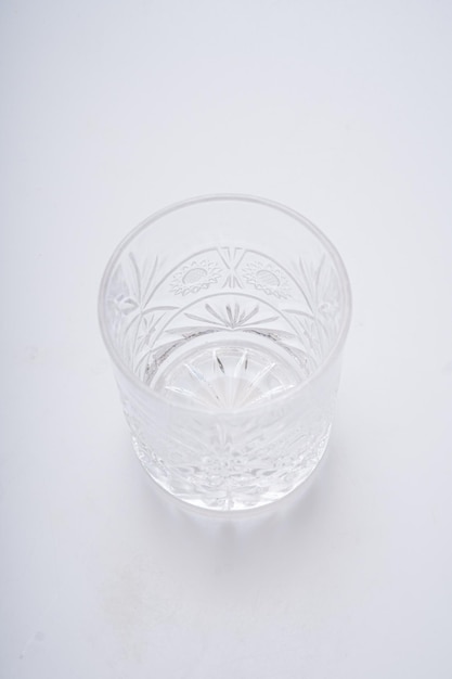 Verres de différentes formes sur fond blanc