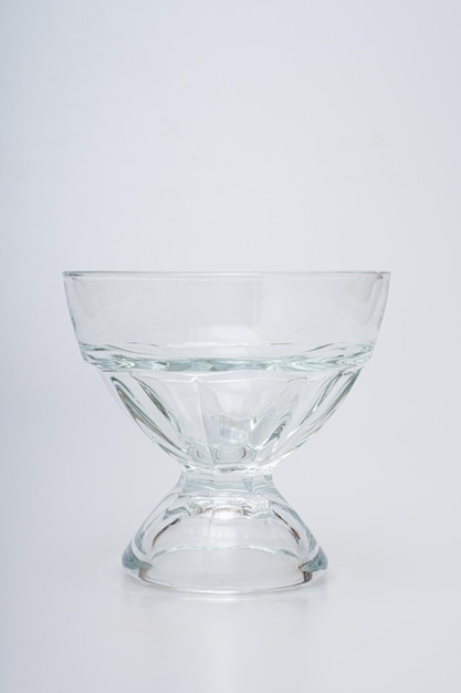 Verres de différentes formes sur fond blanc