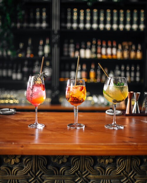 Verres de différents cocktails de fruits sur le bureau du bar