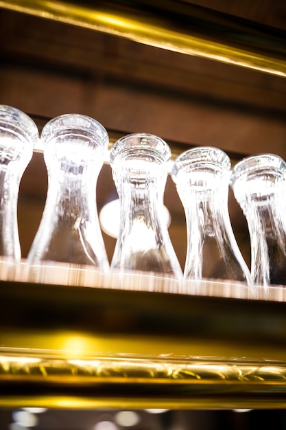 Verres disposés sur l'étagère du bar