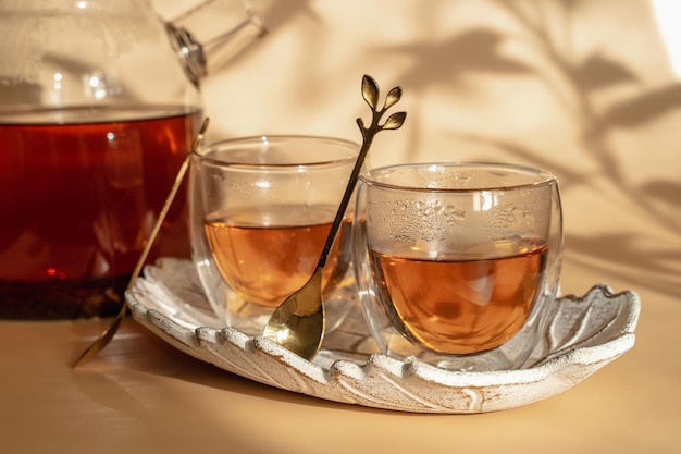 Les verres à double fond sont empilés les uns sur les autres Verres de petit-déjeuner avec du thé