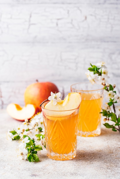 Verres avec du jus de pomme frais ou du cidre