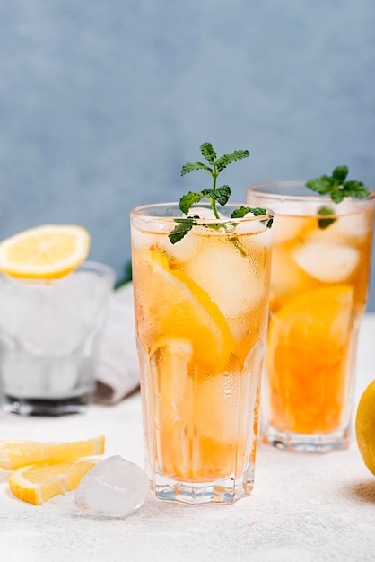 Photo verres avec du thé glacé frais