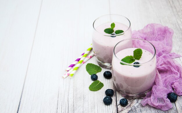 Verres avec du yogourt aux myrtilles sur une table