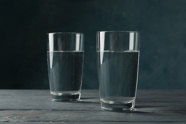 Verres, eau, bois, table, fin, haut