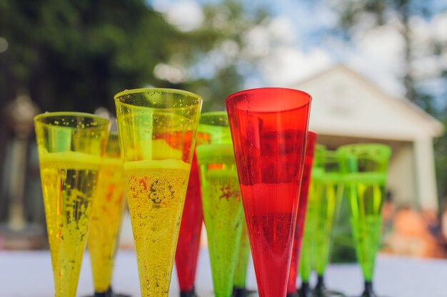 Verres embués avec des cocktails multicolores avec des tubes à cocktail se bouchent