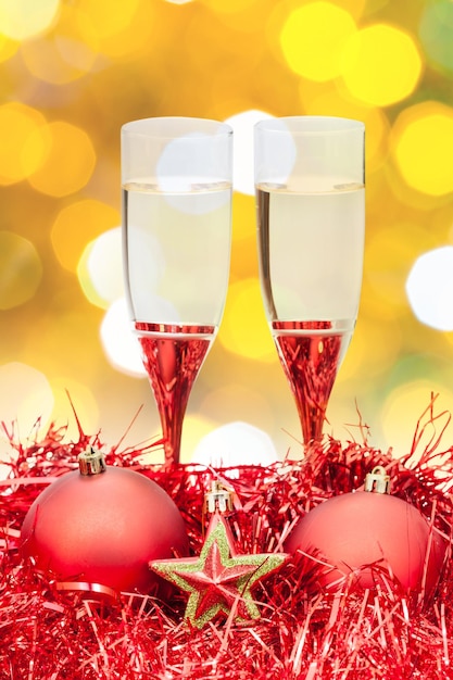 Verres étoiles boules de Noël rouges sur fond jaune