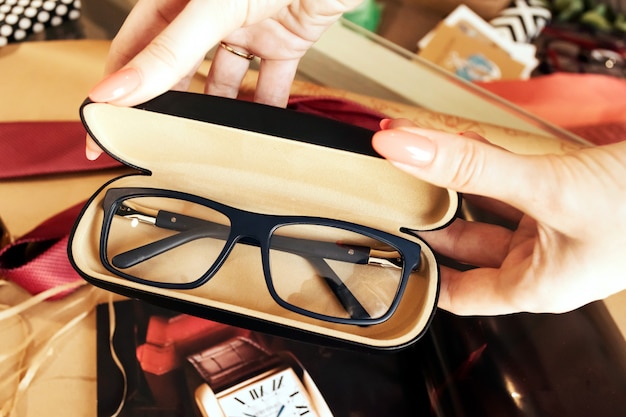 Verres en étui, optique élégante, pose plate, vintage, magasin d'optique.