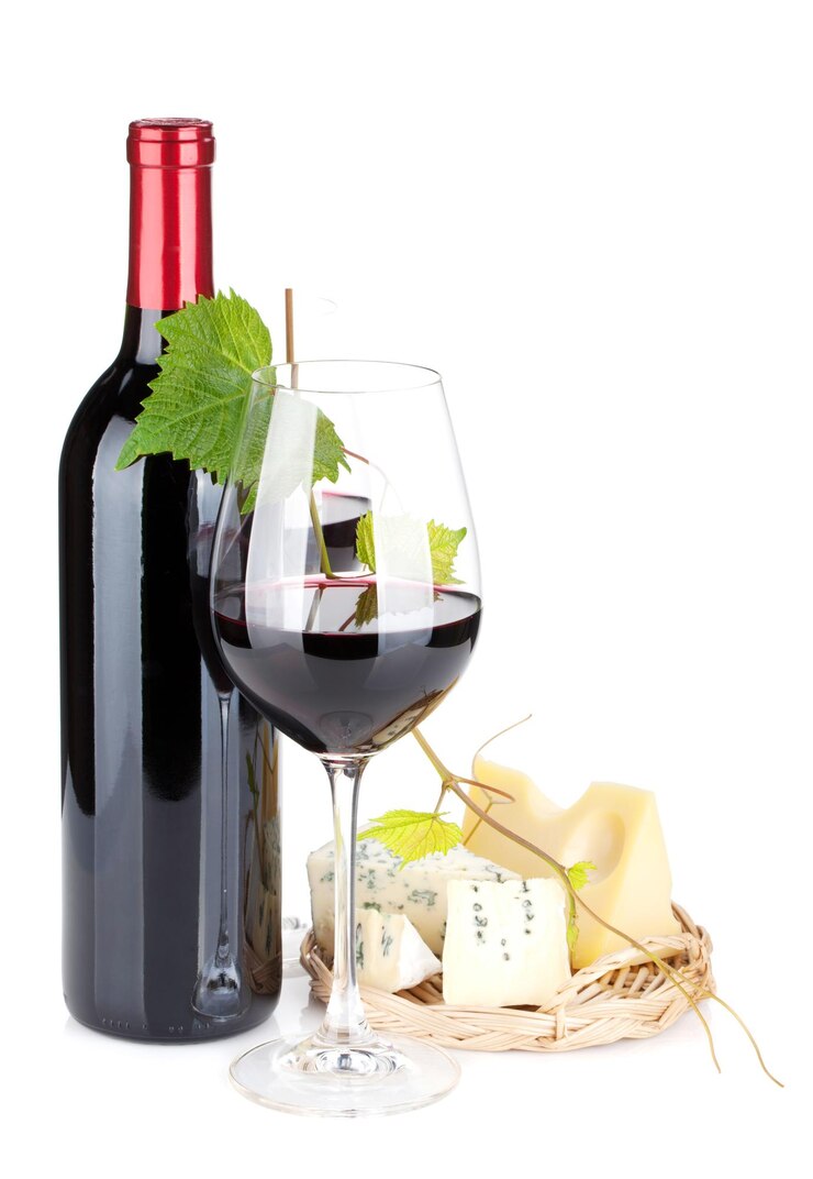 Verres et fromage de bouteille de vin rouge