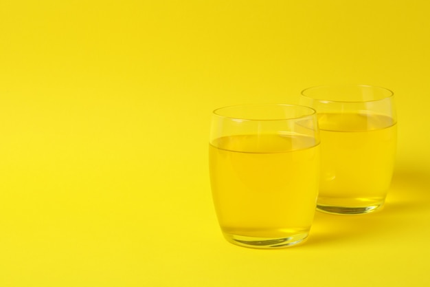 Verres de gelée de citron sur fond jaune