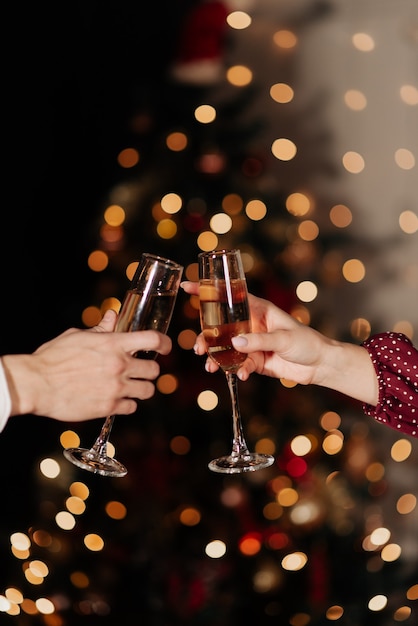 Photo verres avec gros plan de champagne sur le fond de l'atmosphère des lumières du nouvel an