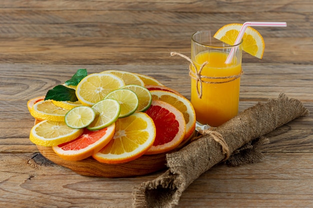 Verres de jus et d'agrumes sur une table en bois. Style rustique.