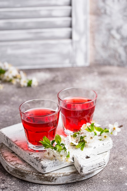 Verres de jus de cerise santé