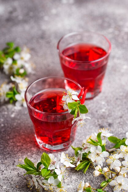 Verres de jus de cerise santé