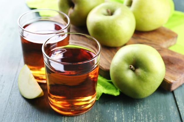 Verres de jus frais sain de pommes sur fond de bois