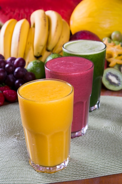 Verres de jus de fruits frais pour l'été.