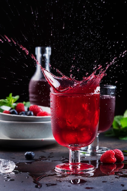 Verres d'un jus de fruits rouges