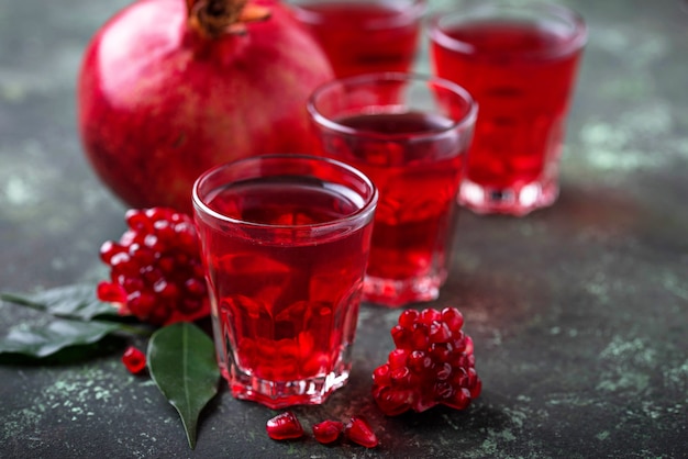 Verres de jus de grenade fraîche.