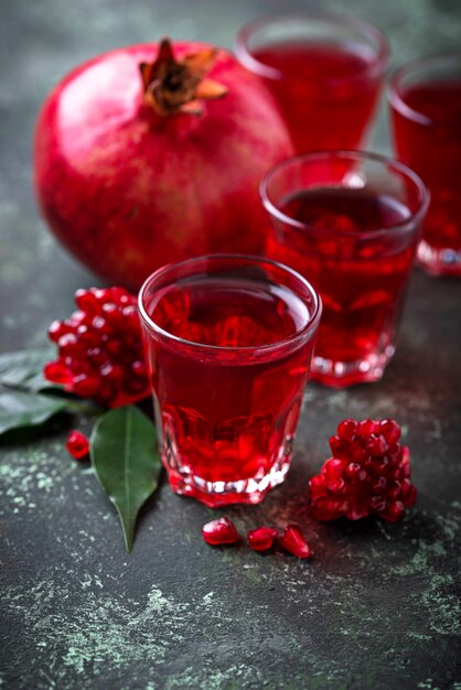 Verres de jus de grenade fraîche.