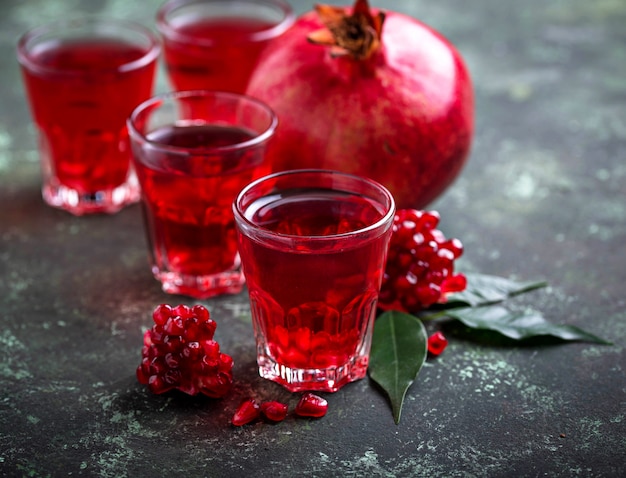 Verres de jus de grenade fraîche.